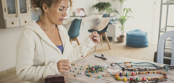 Quelles astuces pour associer des bijoux dorés à une tenue professionnelle?